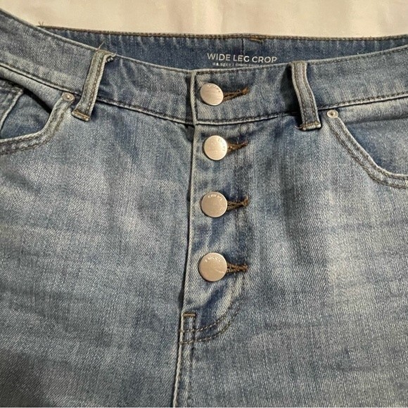 Chico's Women's Wide Leg Crop Jeans Size 6 Button Fly Denim Released Raw Hem - Picture 3 of 9